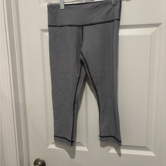 Lululemon Wunder Under Crop II (Roll Down)
Gingham Luon White Black Size 4. - Picture 5 of 7